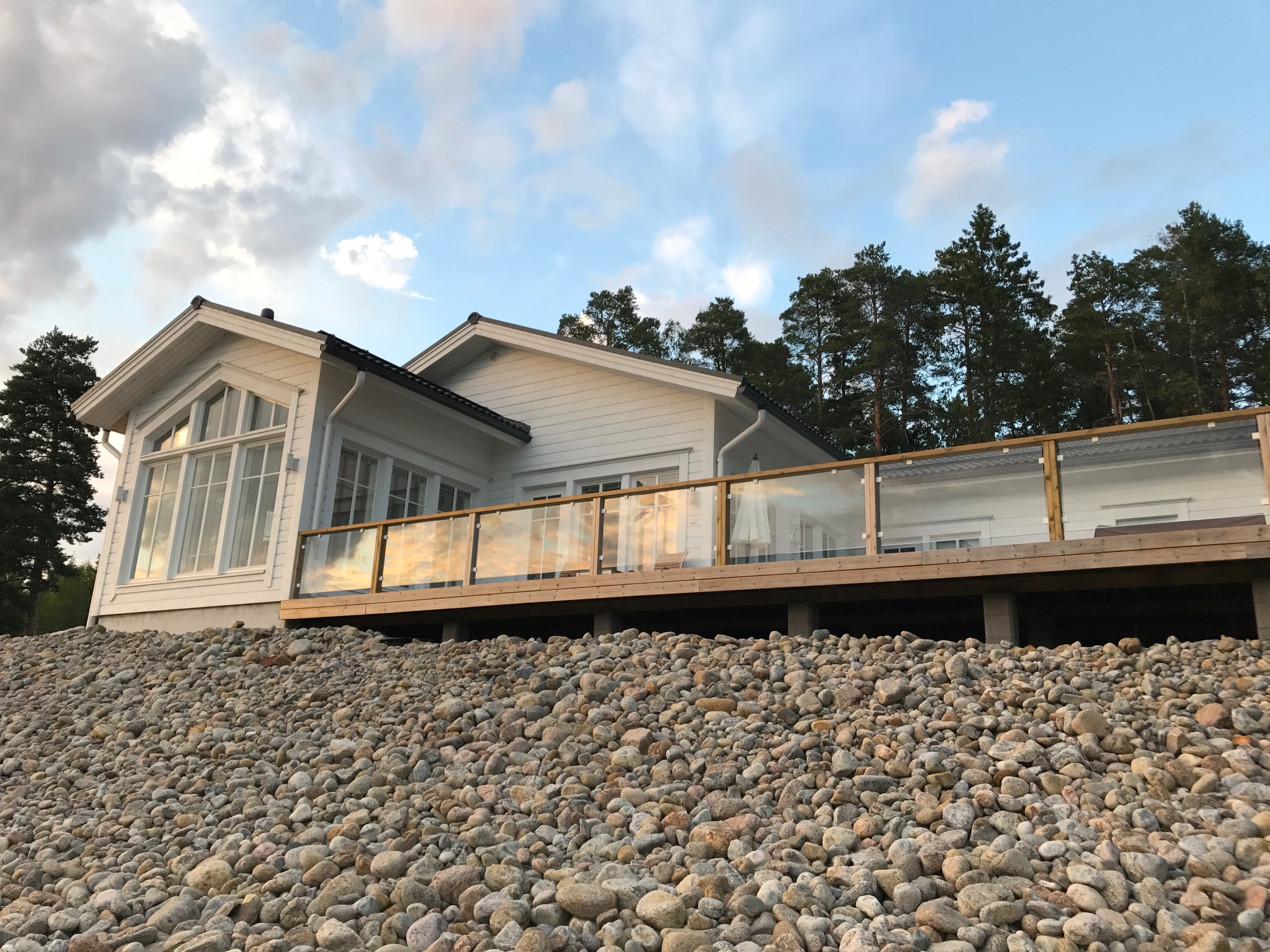 Rækværk i glas, med stolper i aluminium eller rustfrit stÃ¥l. Altan afskærmning glas