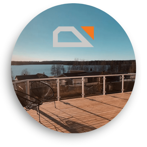 Glasværn i hvidlakeret aluminium på altan med søudsigt i aftensolen – stilrent glas hegn til terrasse.